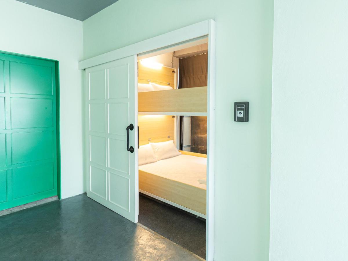 Khao San Social Capsule Hostel Бангкок Экстерьер фото