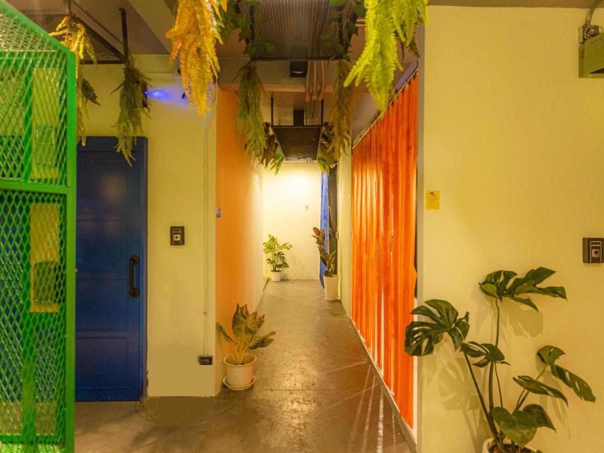 Khao San Social Capsule Hostel Бангкок Экстерьер фото