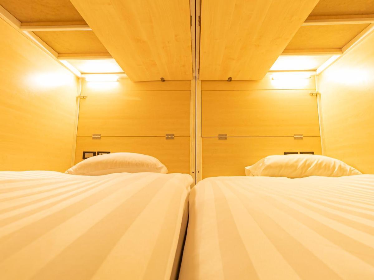 Khao San Social Capsule Hostel Бангкок Экстерьер фото